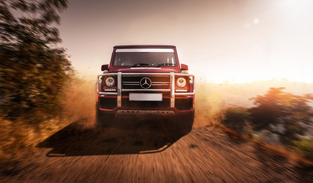 Большой внедорожник Mercedes G63 AMG на дороге