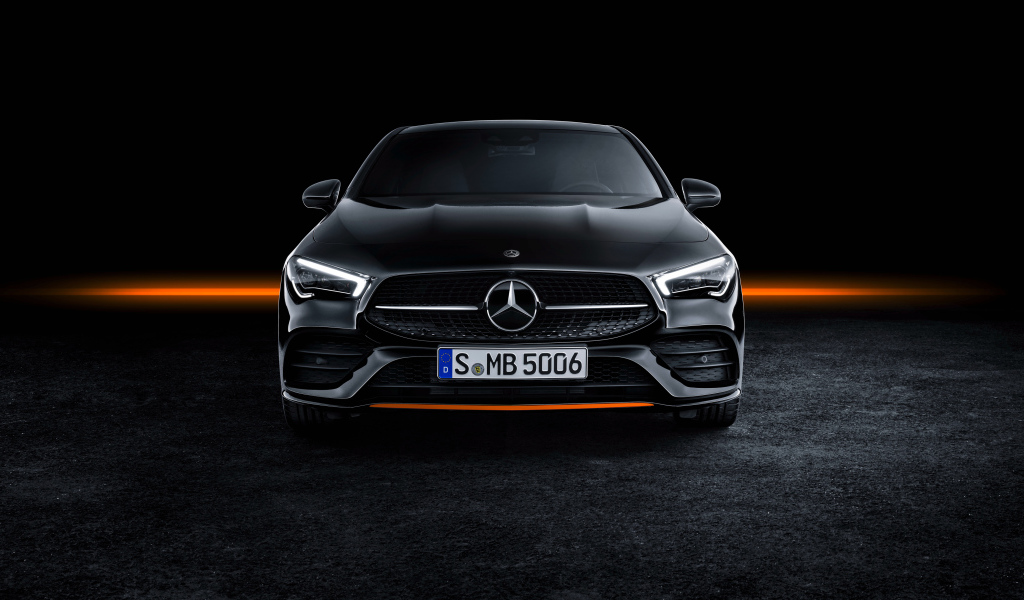 Черный автомобиль Mercedes-Benz CLA 250 AMG, 2019 года на черном фоне