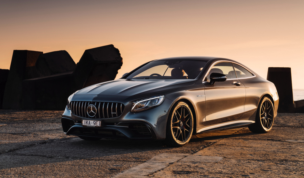 Автомобиль Mercedes-AMG S 63 в лучах солнца