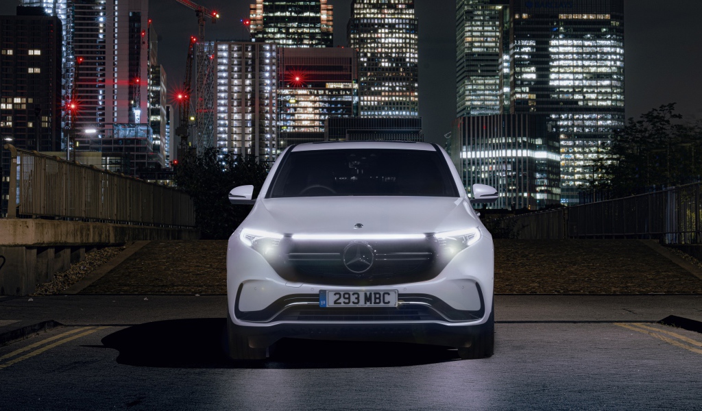 Автомобиль Mercedes-Benz EQC 400 4MATIC AMG Line 2019 на фоне небоскребов