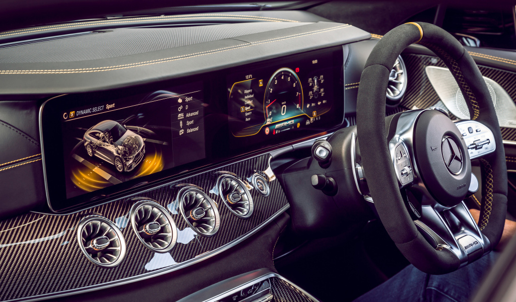 Приборная панель и руль автомобиля Mercedes-AMG GT 63 S 4MATIC 2019 года