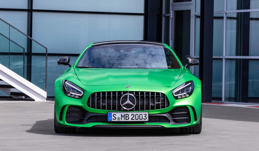 Зеленый автомобиль Mercedes-AMG GT R 2019 года вид спереди
