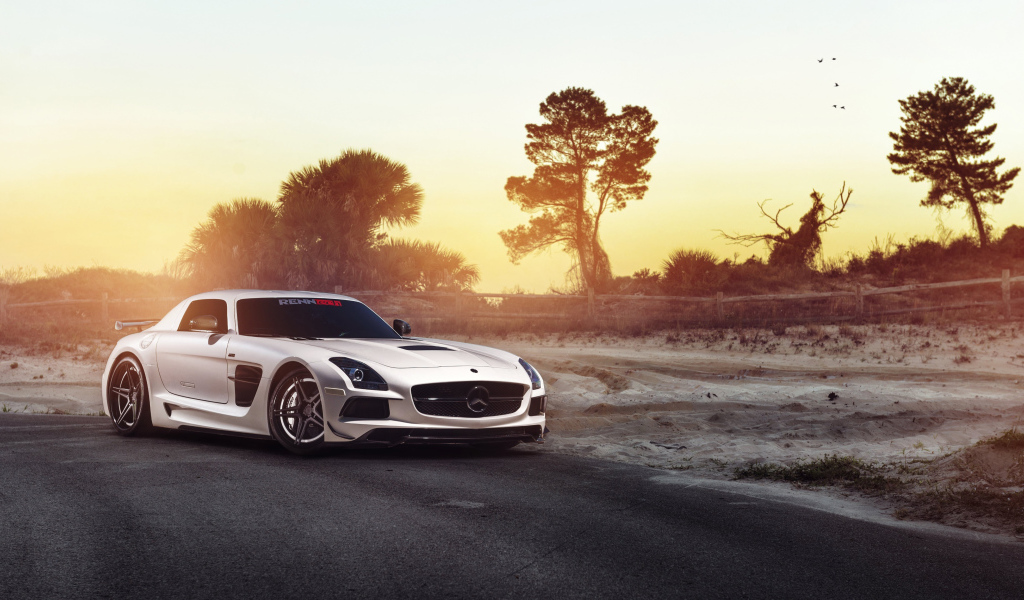 Автомобиль Mercedes-Benz SLS на фоне заката