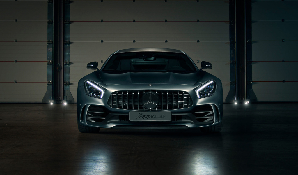 Серебристый автомобиль Mercedes-AMG GT R ADV1 вид спереди