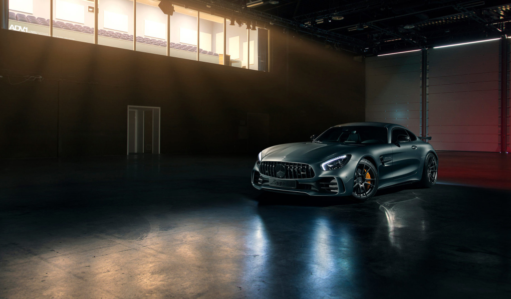 Серебристый автомобиль Mercedes-AMG GT R ADV1 в ангаре 
