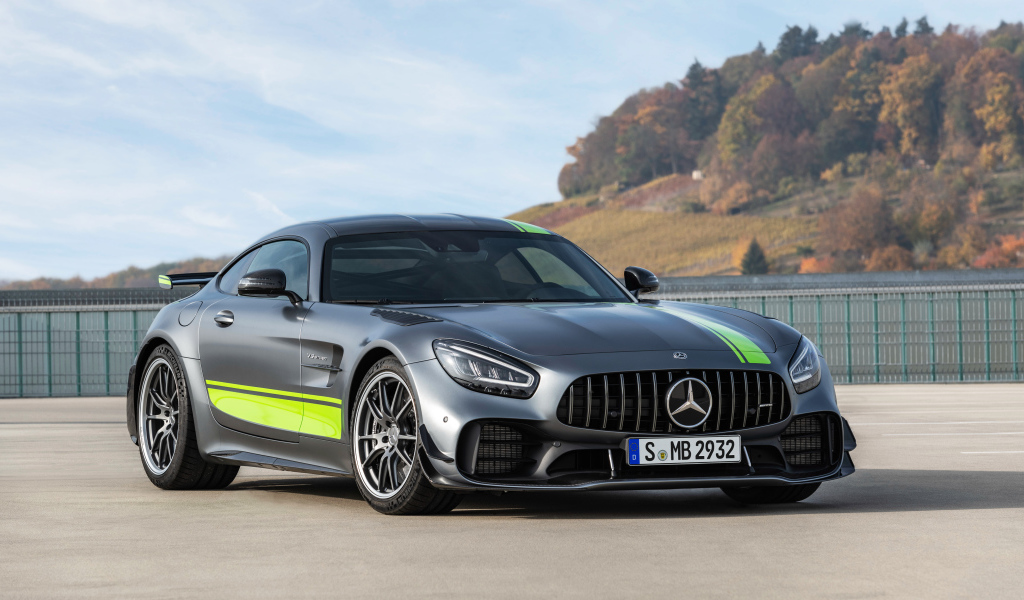 Серебристый автомобиль Mercedes-AMG GT R PRO 2019 года  