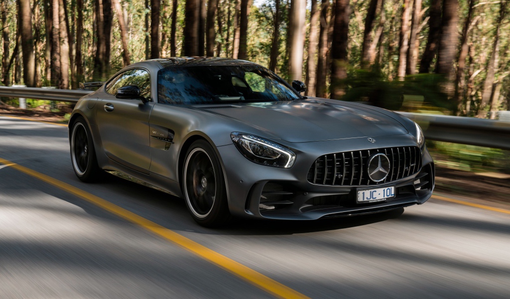 Серебристый автомобиль Mercedes-Benz AMG GT R, 2018 года на трассе