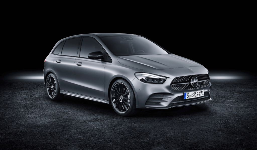 Серебристый автомобиль Mercedes-Benz B-Klasse AMG Line 2019 года 
