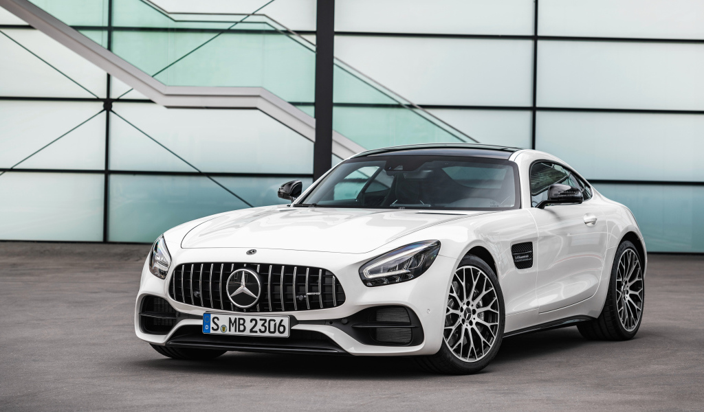 Белый автомобиль Mercedes-AMG GT 2019 года 