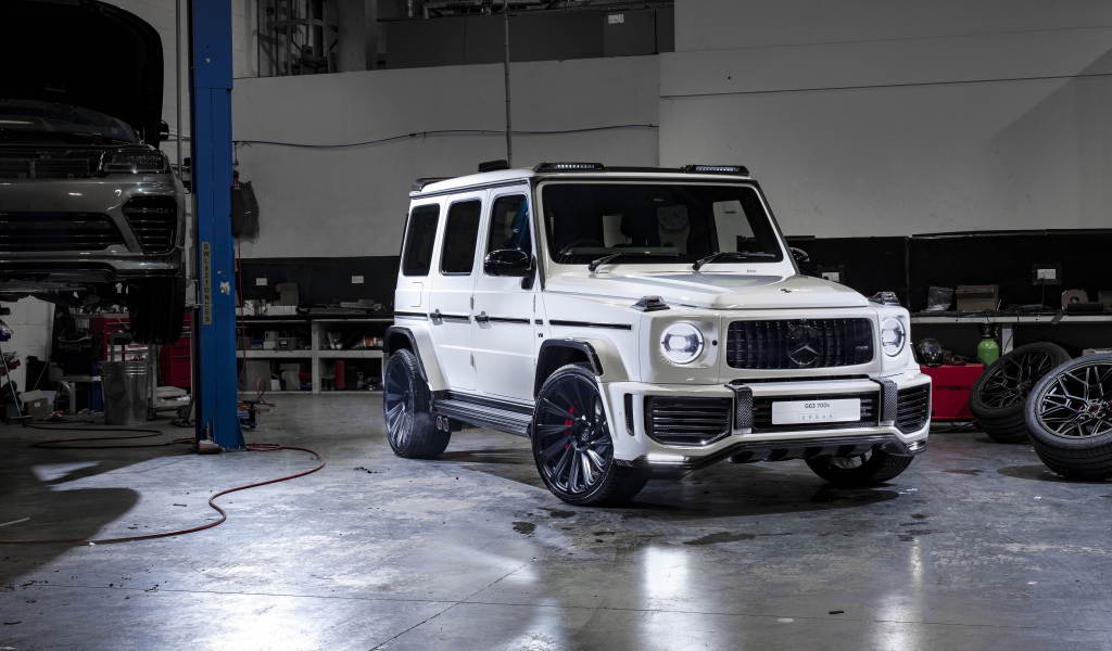 Белый внедорожник Mercedes-AMG G 63,  2019 года в гараже