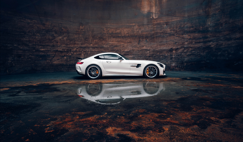 Белый автомобиль Mercedes-AMG GT R у воды