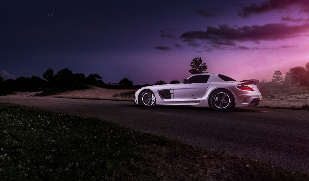 Белый автомобиль Mercedes-Benz SLS  вид сзади