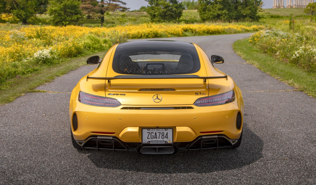 Желтый автомобиль  Mercedes-AMG GT R, 2020 года вид сзади