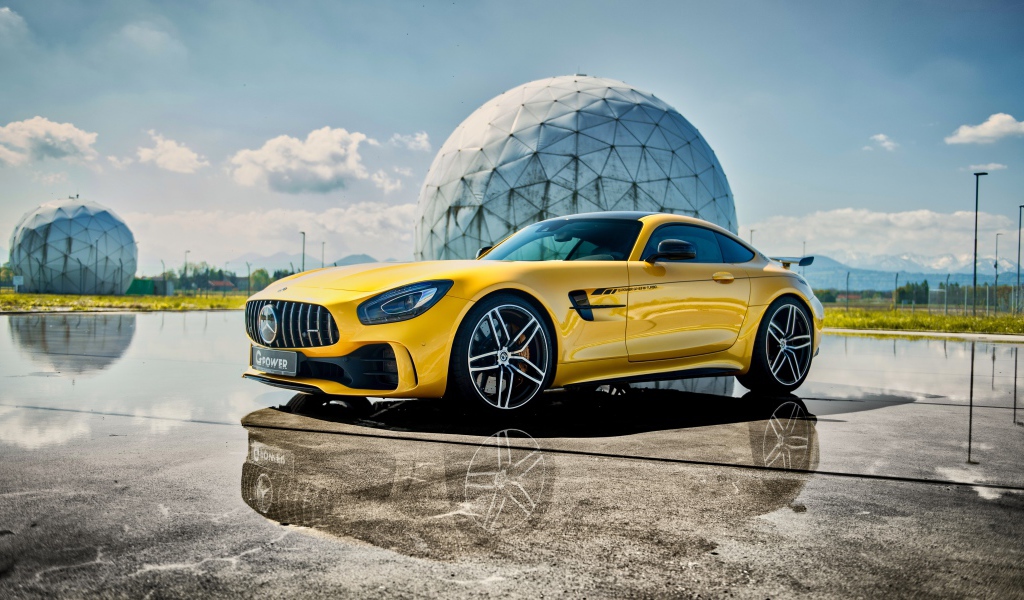 Желтый автомобиль Mercedes-AMG GT R, 2019 года на фоне шара