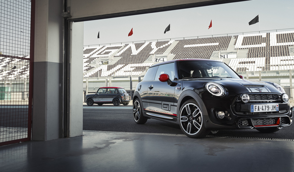 Черный автомобиль MINI Cooper S GT на гоночной трассе