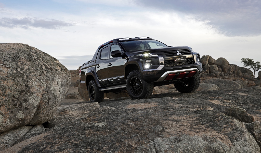 Внедорожник Mitsubishi Triton Absolute 2019 года в горах 