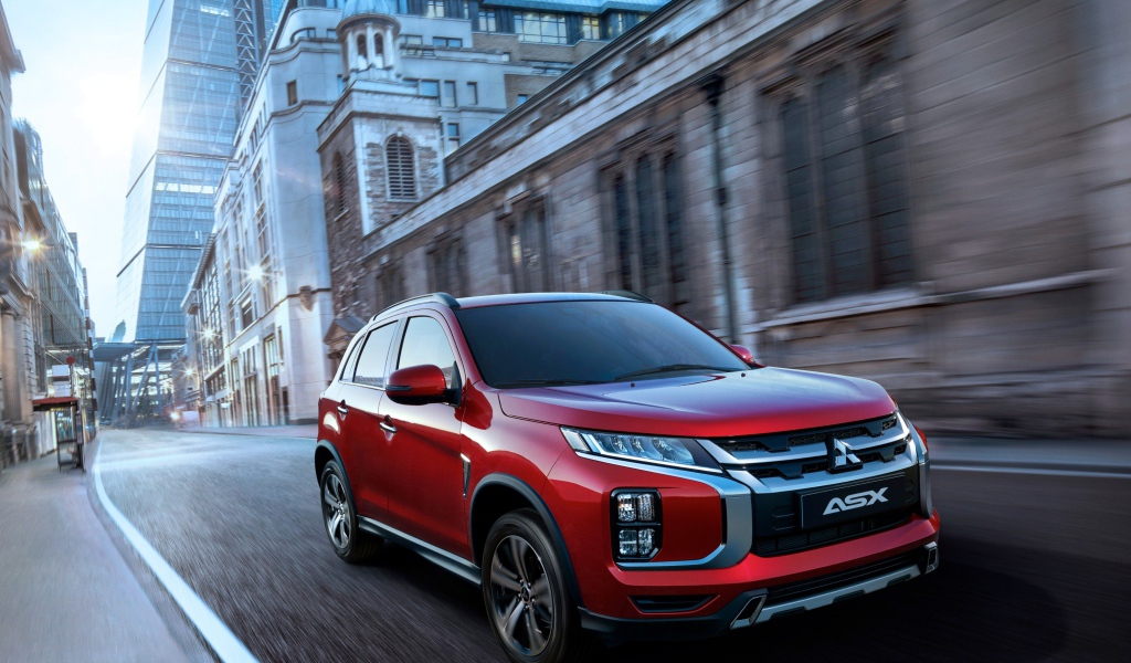 Красный внедорожник Mitsubishi ASX на улице города