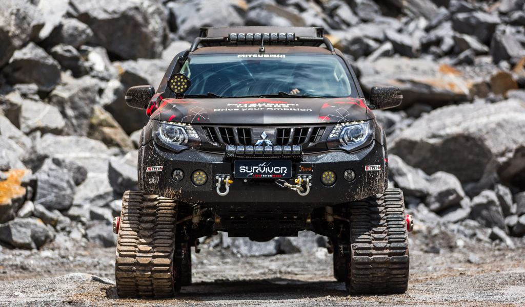 Внедорожник Mitsubishi L200 Triton Survivor 2018 года на фоне гор