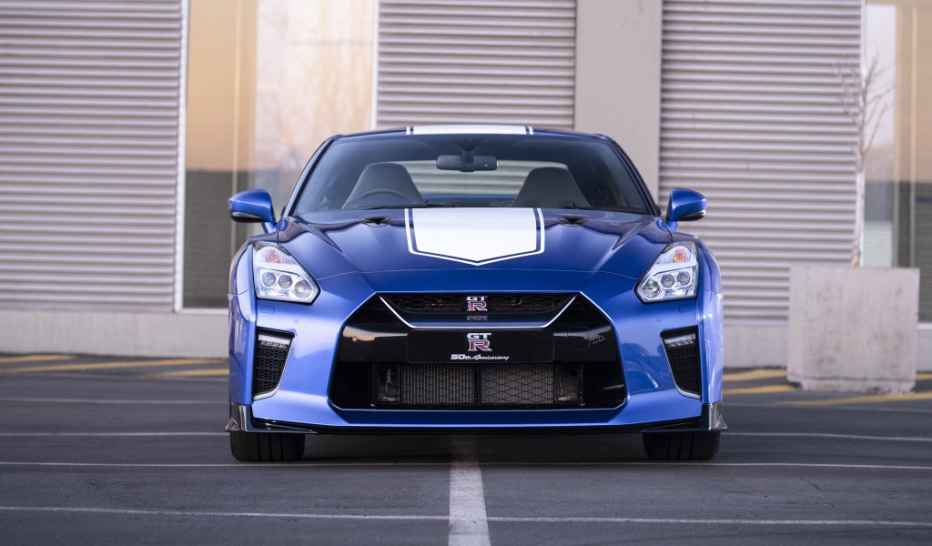 Автомобиль Nissan GT-R 50th Anniversary 2019 года у гаража
