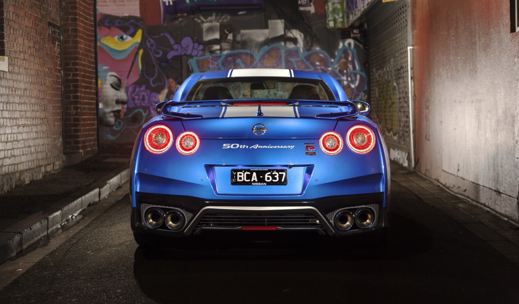 Автомобиль Nissan GT-R 50th Anniversary 2019 года вид сзади