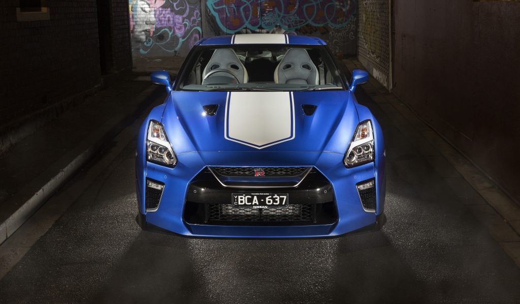 Спортивный автомобиль Nissan GT-R 50th Anniversary 2019 года