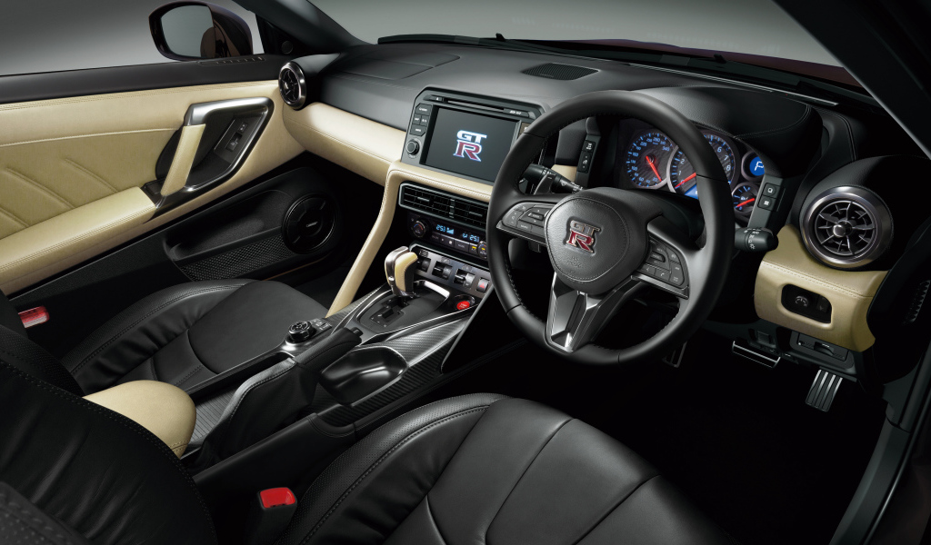 Кожаный стильный салон автомобиля Nissan GT-R Naomi Osaka 2019 года