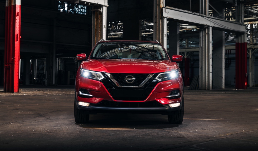 Красный автомобиль Nissan Rogue вид спереди