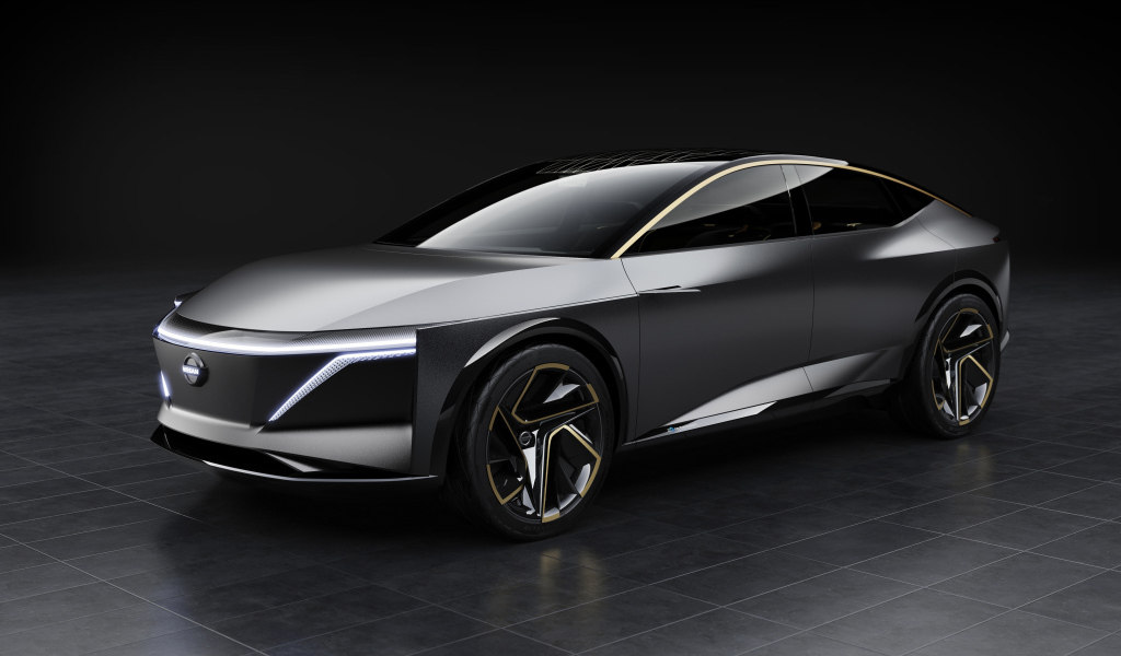 Серебристый автомобиль Nissan IMs Concept 2019 года