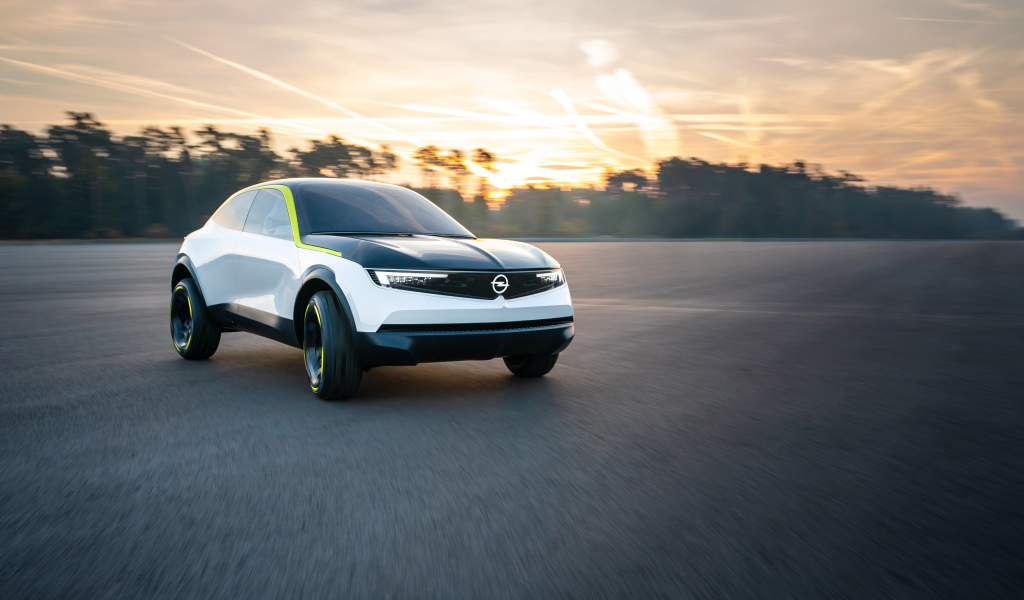 Автомобиль Opel GT X Experimental 2019 года на фоне заката 