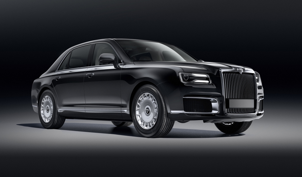 Черный автомобиль Aurus Sena 2018 года на сером фоне