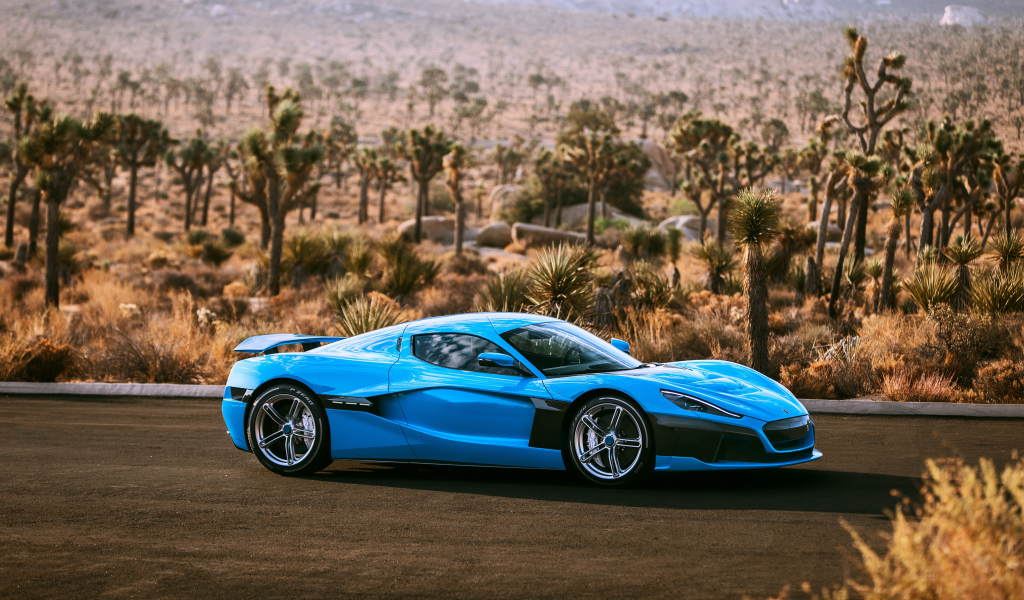 Синий быстрый автомобиль Rimac C Two California Edition 