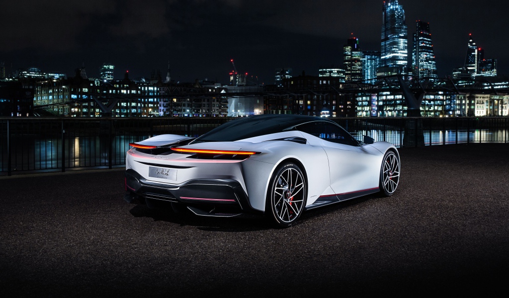 Спортивный автомобиль Pininfarina Battista 2019 года на фоне ночного города