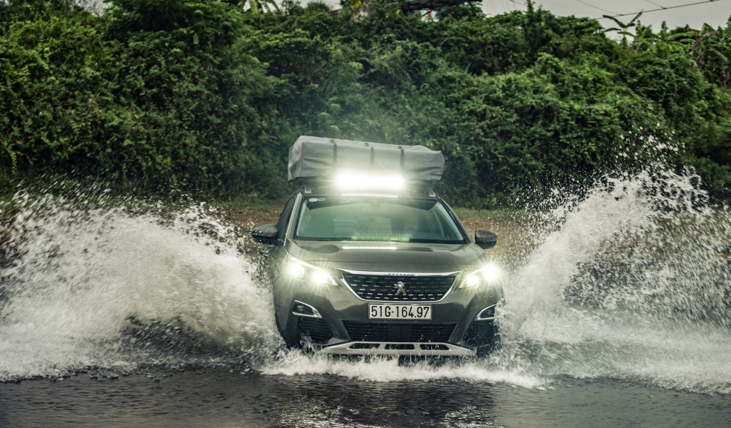 Автомобиль Peugeot Concept 3008 2019 года едет по воде