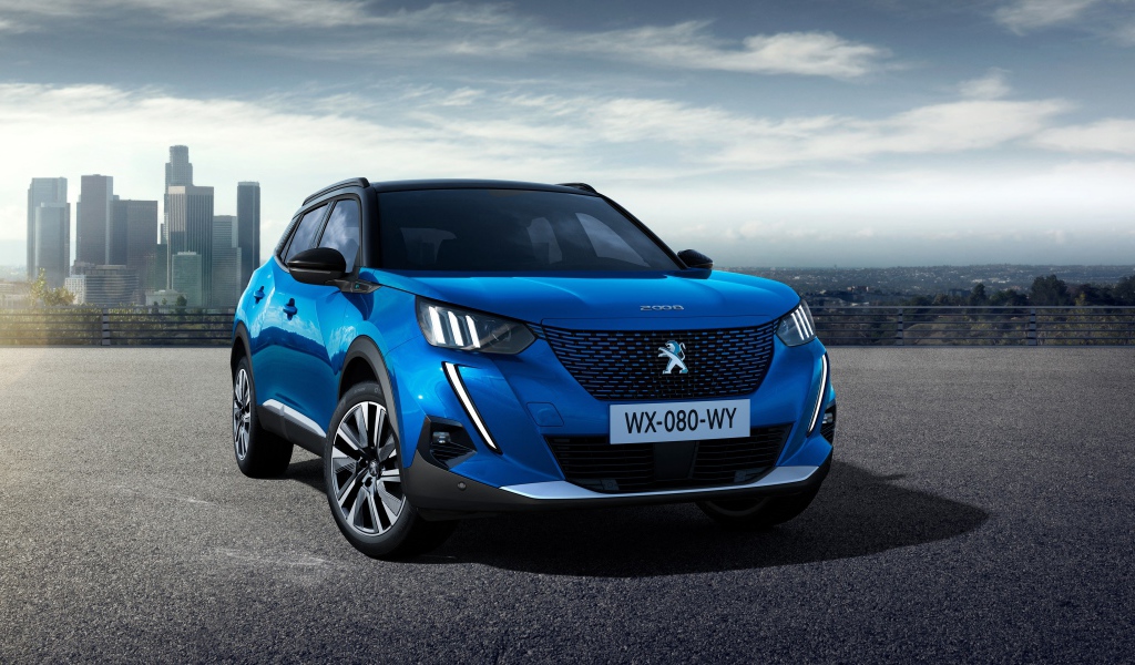 Синий внедорожник Peugeot E-2008 GT, 2019 года на фоне небоскребов