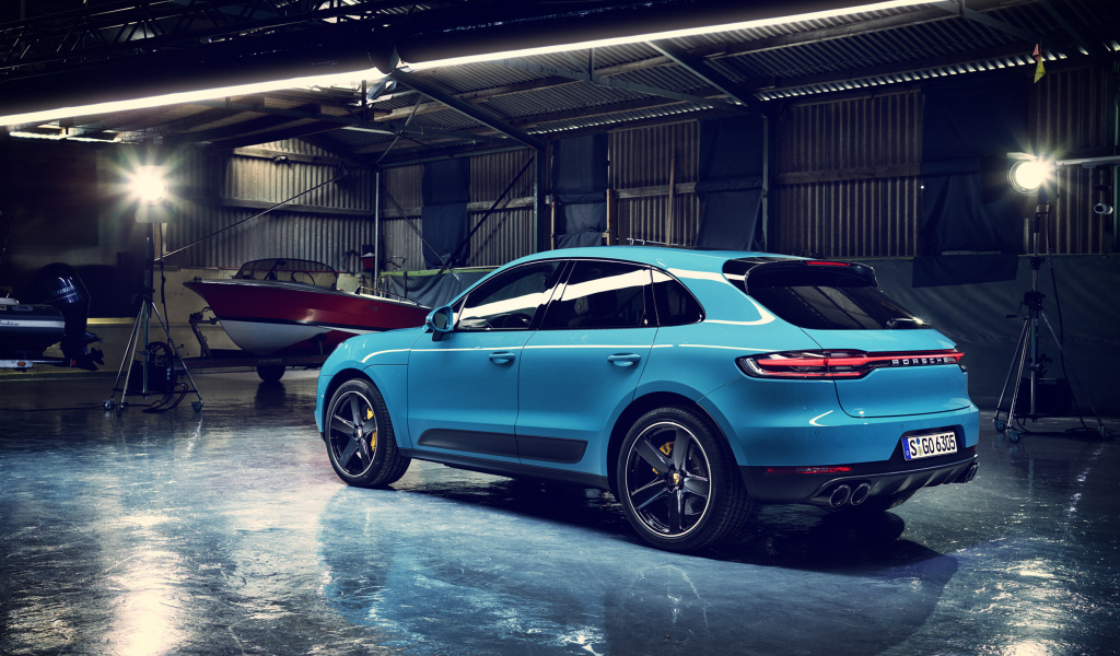 Голубой внедорожник Porsche Macan 2019 года вид сзади 