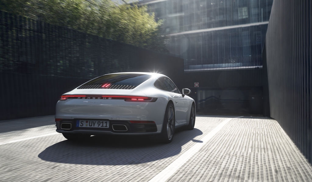Автомобиль Porsche 911 Carrera 4 2019 года заезжает на парковку