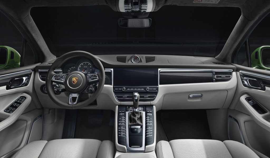 Салон автомобиля Porsche Macan Turbo 2019 года