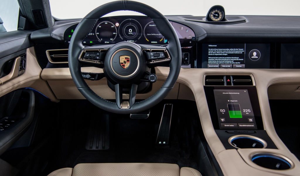 Салон автомобиля Porsche Taycan Turbo 2019 года 