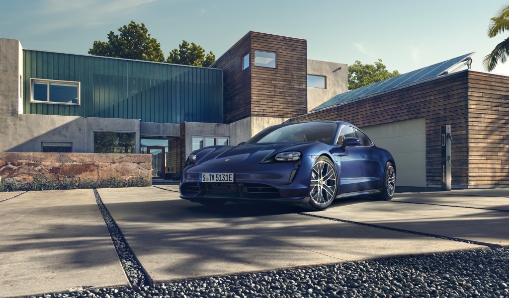 Автомобиль Porsche Taycan Turbo 2019 года стоит у дома