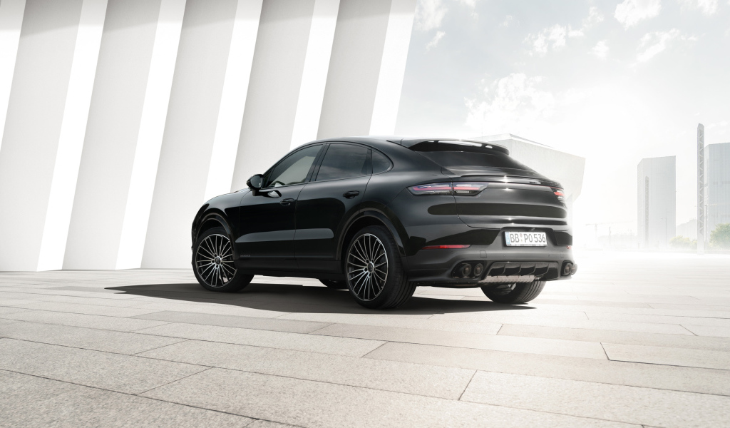 Черный автомобиль Porsche Cayenne Coupe 2019 года вид сзади