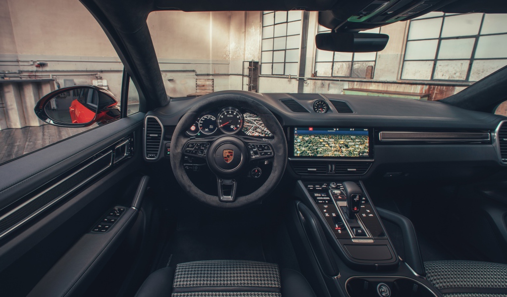 Черный салон автомобиля Porsche Cayenne Turbo Coupe 2019 года