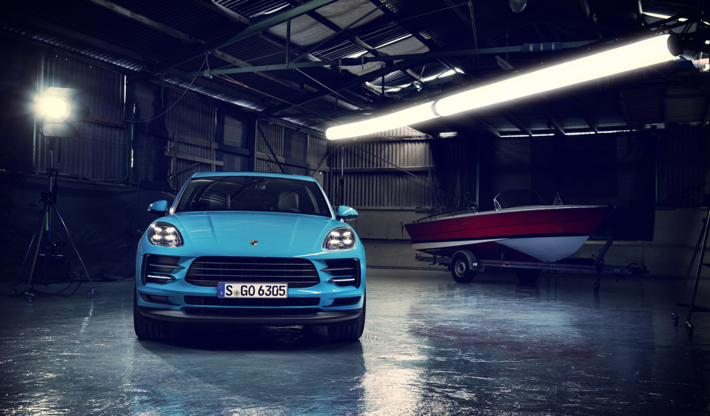 Синий автомобиль Porsche Macan 2019 года в гараже