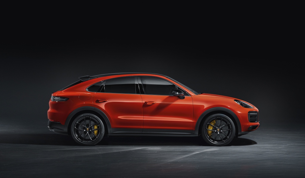 Автомобиль Porsche Cayenne Coupe 2019 года на сером фоне
