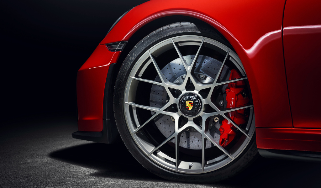 Переднее колесо автомобиля Porsche 911 