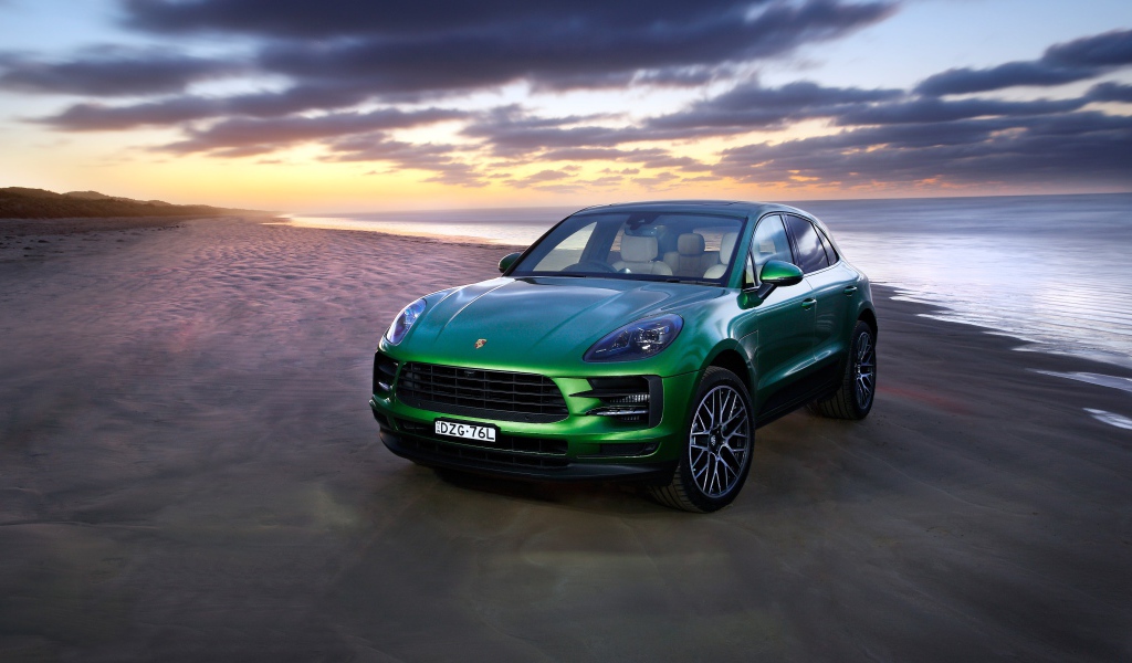 Зеленый автомобиль Porsche Macan S 2019 года на берегу океана 