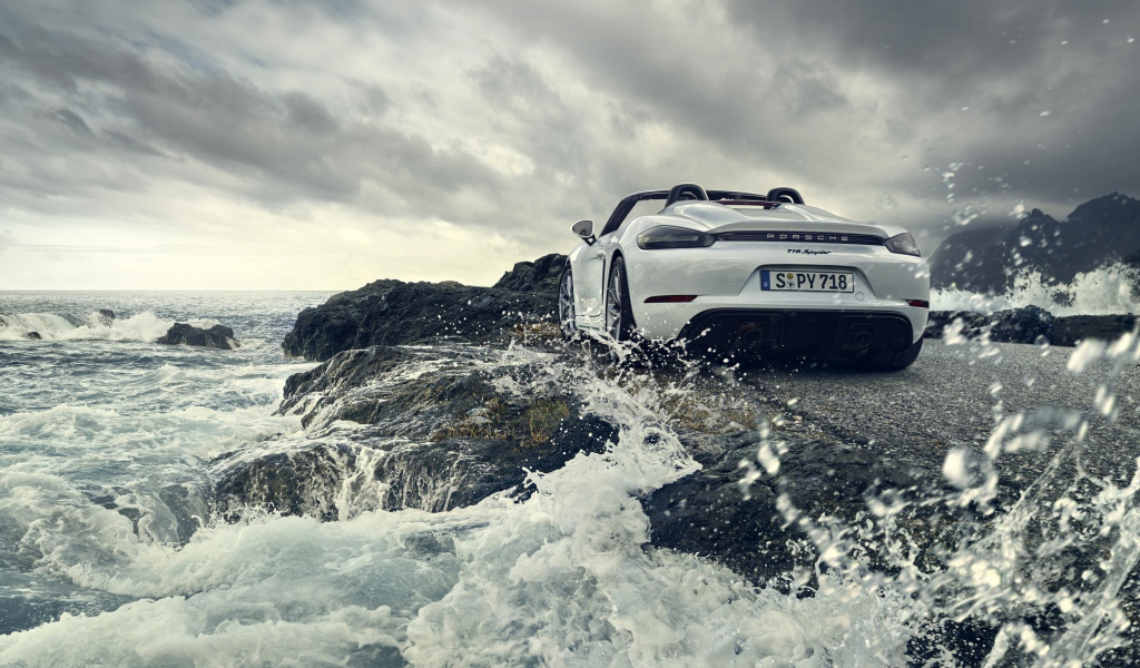 Автомобиль Porsche 718 Spyder, 2019 года стоит у воды