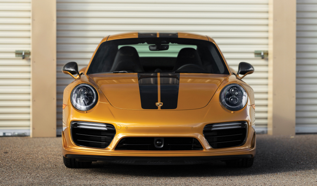 Автомобиль Porsche 911 Turbo S, 2018 года вид спереди