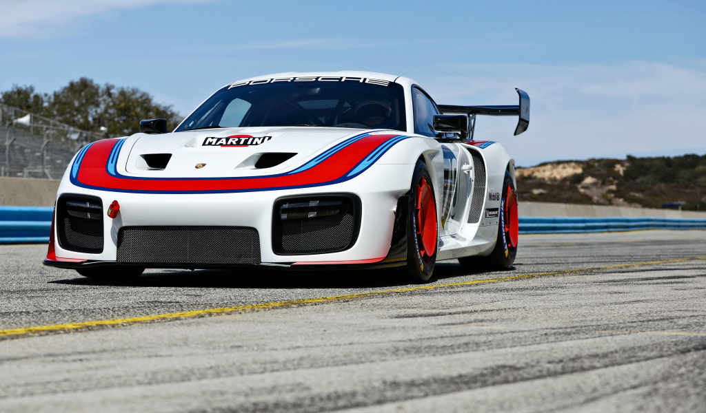 Гоночный автомобиль Porsche 935, 2019 года на трассе