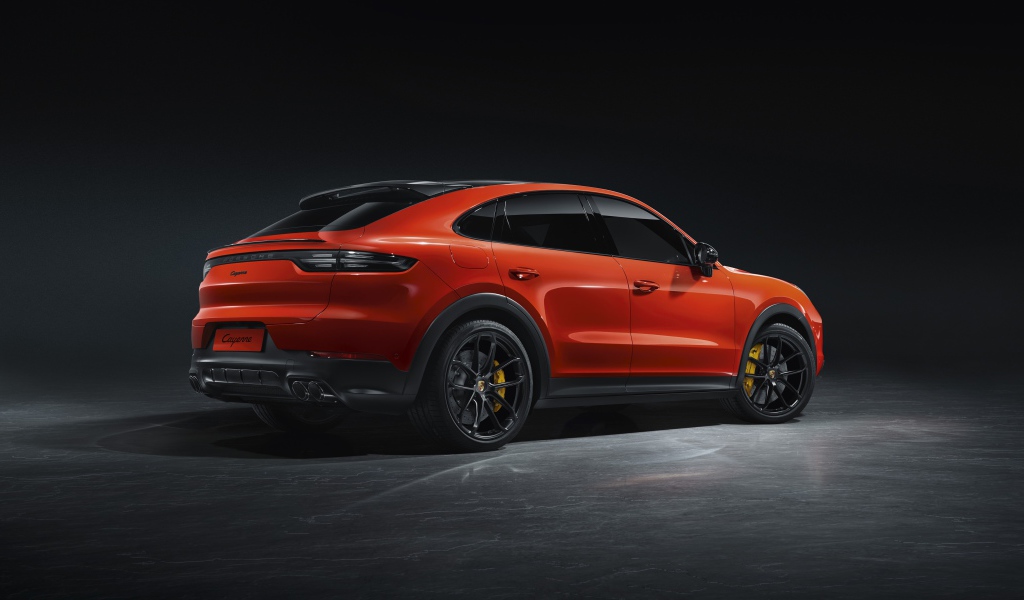 Красный автомобиль Porsche Cayenne Coupe 2019 года вид сзади