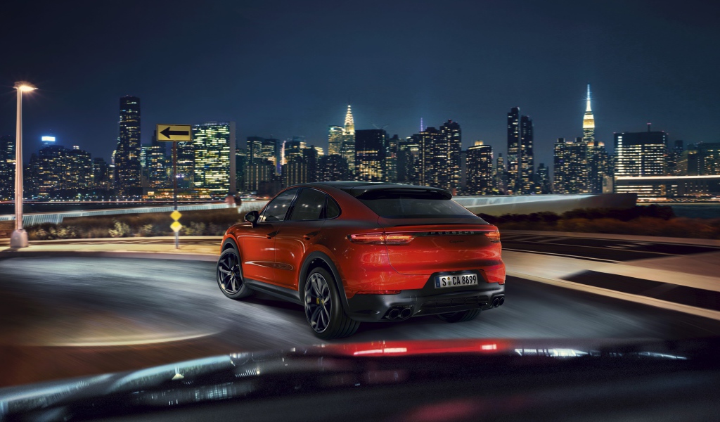 Красный внедорожник Porsche Cayenne Coupe 2019 года на фоне города